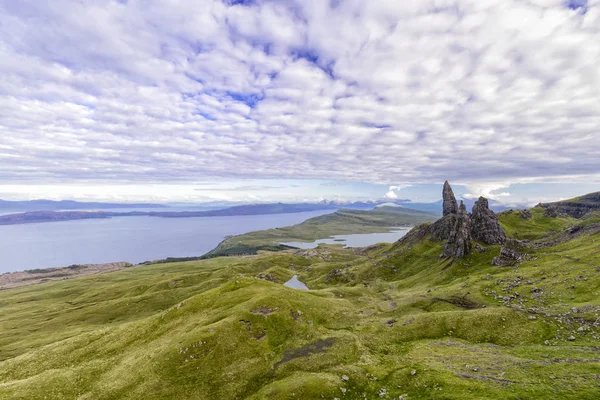 Yaşlı adam Storr ve Isle of Skye İskoçya üzerinde Loch Leathan. 