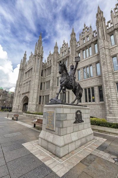 Robert Bruce heykeli önünde Marischal üniversite Aberdeen, İngiltere. 