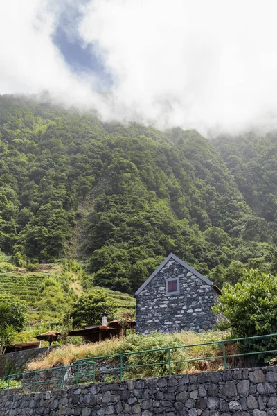 Uma Antiga Casa Tijolos Com Nuvens Montanha Acima Dela Perto — Fotografia de Stock