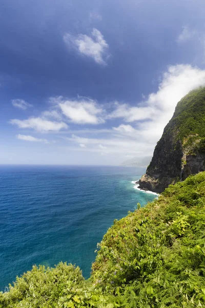 Wunderschönes Blaues Wasser Neben Dem Brautschleierwasserfall Der Nähe Von Seixal — Stockfoto