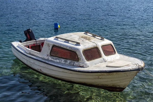 Velho Barco Nas Águas Cristalinas Cavtat Croácia — Fotografia de Stock