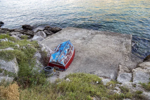 Barco Abandonado Azul Vermelho Cavtat Croácia — Fotografia de Stock