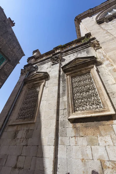 Detail Van Houtsnijwerk Binnen Een Stenen Raamkozijn Een Steegje Dubrovnik — Stockfoto