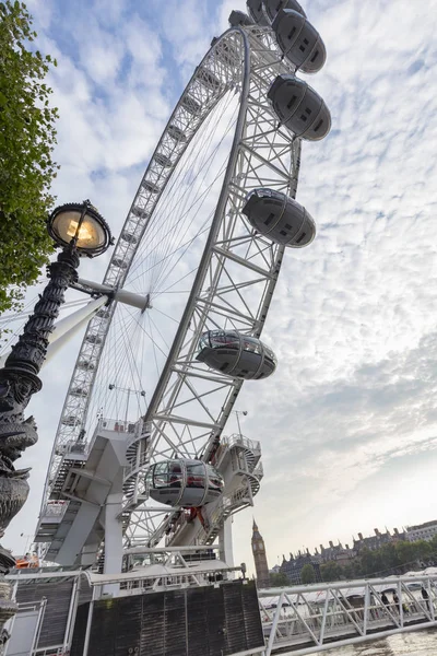 Портрет Лондонского Eye Классического Lamp Post Англии — стоковое фото