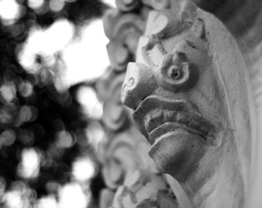 Bina, Chulalongkorn Üniversitesi, Bangkok, Tayland Sanatlar Fakültesi yakınındaki bir naga heykel. 