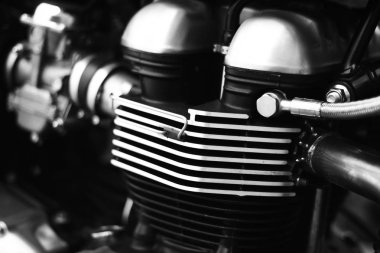 Bir motosiklet motoru siyah beyaz portre