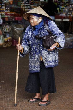 Dalat, Vietnam - 27 Mayıs: 27 Mayıs 2012 Dalat, Vietnam için geleneksel bir pazarda bir kimliği belirsiz bir kadın mağazaları.
