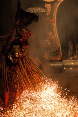 Ubud, Endonezya - 16 Mart: Kimliği belirsiz üzerinde 16 Mart 2013 Ubud, Endonezya Bali dili Sanghyang oturun dans gerçekleştirir.