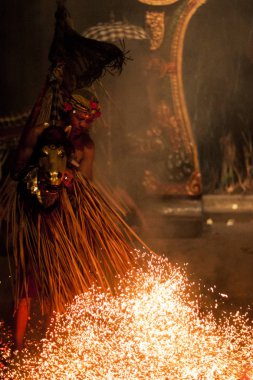Ubud, Endonezya - 16 Mart: Kimliği belirsiz üzerinde 16 Mart 2013 Ubud, Endonezya Bali dili Sanghyang oturun dans gerçekleştirir.