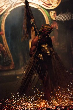 Ubud, Endonezya - 16 Mart: Kimliği belirsiz üzerinde 16 Mart 2013 Ubud, Endonezya Bali dili Sanghyang oturun dans gerçekleştirir.