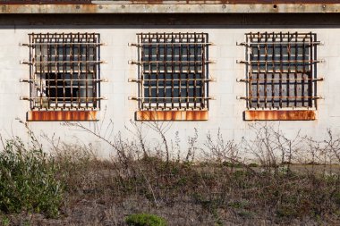 Terk edilmiş bir sığınak, eski windows