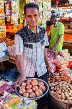 Maumere, Endonezya - 9 Mayıs: Kimliği belirsiz Maumere, Endonezya ana markette organik soğan taraftarlarını 9 Mayıs 2017.