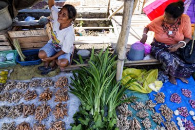 Maumere, Endonezya - 9 Mayıs: İki kimliği belirsiz kadın sebze Maumere, Endonezya Ana Pazar, 9 Mayıs 2017 üzerinde satmak.