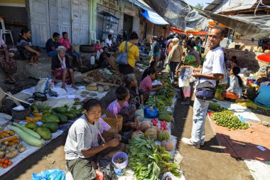 Maumere, Endonezya - 9 Mayıs: Kimliği belirsiz kişi ticaret birincil piyasada Maumere, Endonezya tarihinde 9 Mayıs 2017.