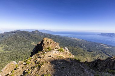 Mount Egon ve Pulau Besar Adası'indoensiai mesafe zirvesine gölge.