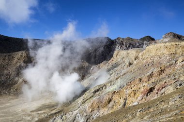 Kitle miktarda sülfürik gazlar Mount Egon Endonezya caldera geliyor.