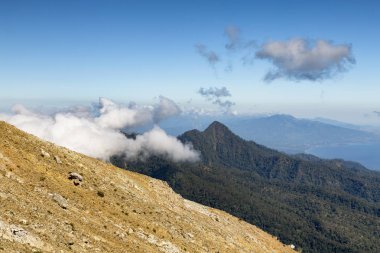 Flores Island dan Mount Egon Endonezya zirvesine görünümünü. 
