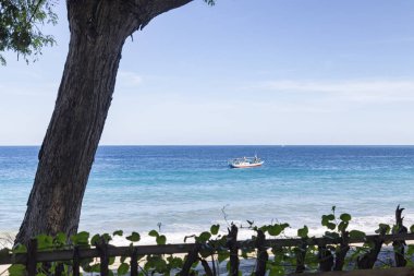 Paga, Doğu Nusa Tenggara Endonezya güzel tropik sulardaki balıkçı teknesi. 