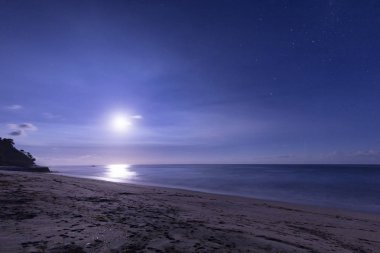 Dolunay Paga, Doğu Nusa Tenggara Endonezya, Güney tarafında küçük bir köy boş bir plajda.