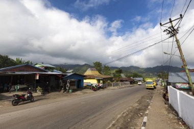 Moni, Endonezya - Mayıs 13: aracılığıyla küçük köy, Moni Moni, Endonezya 13 Mayıs 2017 üzerinde çalışan Main road.