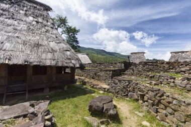 Wologai köyü yakınındaki Kelimutu Doğu Nusa Tenggara, Endonezya geleneksel bir evde yanındaki taştan bir duvar.