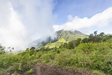 Keli Bara dağ uzakta ile Ganung Kelimutu yamaçları üzerinde iz hiking. 