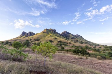 Geç öğleden sonra görünümü kırsal Flores, Endonezya en dramatik Wewo Dhacatung Dağı. 