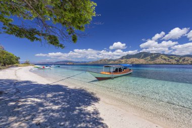 Tekneler sahilde bir adada on yedi ada Milli Parkı, Flores, Endonezya. 
