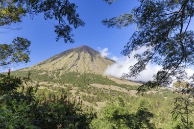 Mount Inerie Flores, Endonezya temelini toplama bulutlar. 