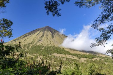 Mount Inerie Bajawa, Endonezya yakınındaki görünümünü. 