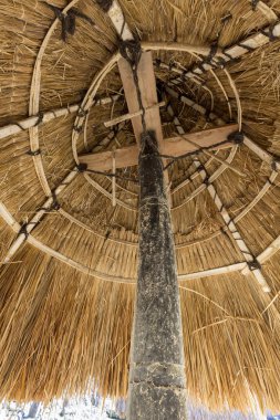 Luba geleneksel köy, Flores, Endonezya thatched bir Ngadhu alt. 