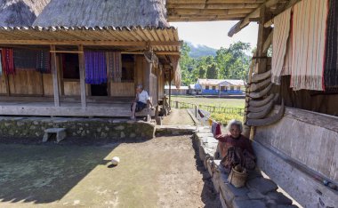 Luba, Endonezya - 19 Mayıs: Tanımlanamayan insanlar evlerinin önünde 19 Mayıs 2017 Luba, Endonezya oturmak. 