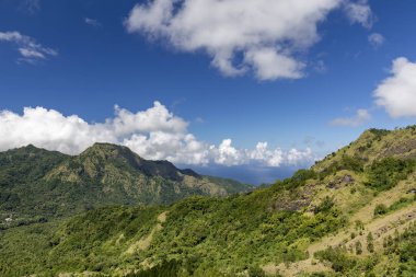 Bir dramatik Vadisi ve okyanus ötesinde çevre Bajawa, Endonezya Bena köyden görüntülemek. 