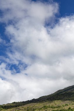 Bulutların Mount Inerie Flores, Endonezya yamaçları üzerinde. 