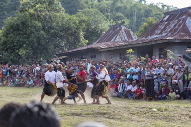Bajawa, Endonezya - 19 Mayıs: Tanımlanamayan boksörler Bajawa Doğu Nusa Tenggara Endonezya 19 Mayıs 2017 üzerinde yakın geleneksel boks maçında kare kapalı. 