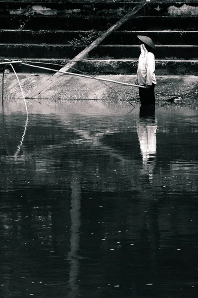 Lampang Tailândia Outubro Pescador Não Identificado Captura Peixe Uma Rede — Fotografia de Stock