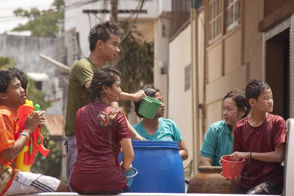 Udon Thani Thailand April 2011 Unbekannte Werfen Wasser Auf Andere — Stockfoto