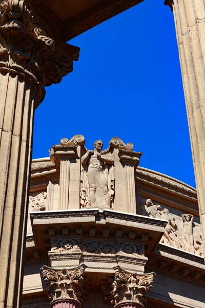 Una Estatua Enmarcada Entre Dos Columnas Palacio Bellas Artes San — Foto de Stock