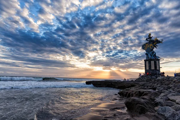 Slunce Zapadá Sochu Gajah Mina Pláži Pererenan Canggu Bali Indonésii — Stock fotografie