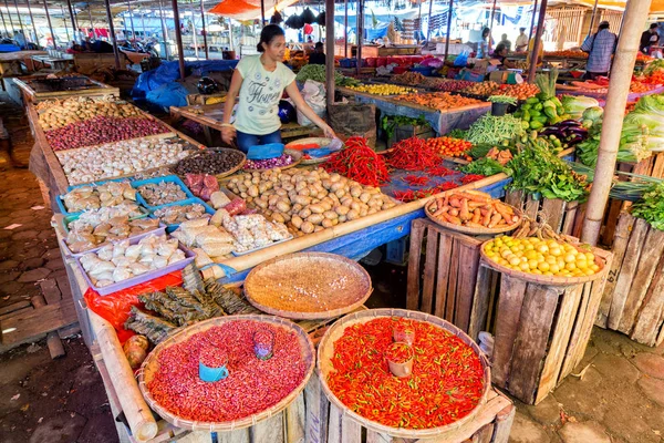 Maumere Indonesië Mei Een Onbekende Vrouw Verkoopt Groenten Primaire Markt — Stockfoto