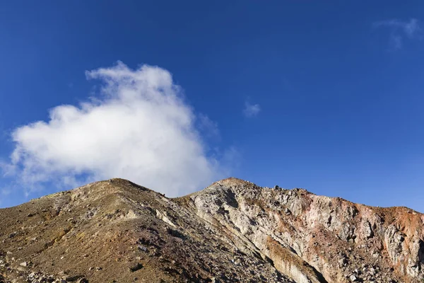 Svavelsyra Moln Avges Från Caldera Nära Toppen Mount Egon — Stockfoto