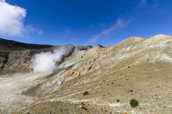 在印度尼西亚东部东努沙登加拉省的 Egon 山顶上 硫酸气体涌入大气层 — 图库照片
