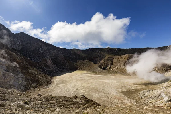 Egon 的火山口上有一个小的酸性湖泊和来自火山内部的硫酸气体 — 图库照片