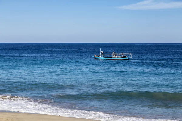 Ein Fischerboot Segelt Den Strand Paga Indonesien — Stockfoto