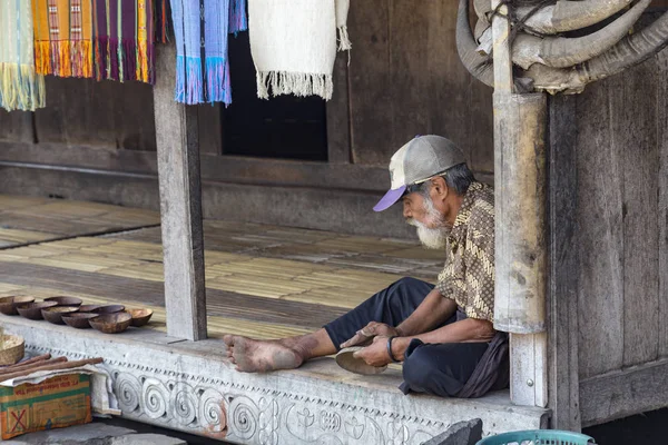 Bena Indonesië Mei Een Onbekend Man Schuurt Een Kommetje Voorkant — Stockfoto