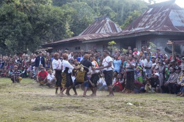 Bajawa, Endonezya - 19 Mayıs: Tanımlanamayan kalabalık Bajawa Doğu Nusa Tenggara Endonezya 19 Mayıs 2017 üzerinde yakın hasat mevsiminde geleneksel boks maçı için toplamak. 