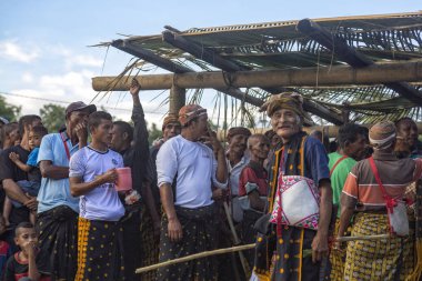 Bajawa, Endonezya - 19 Mayıs: Tanımlanamayan kalabalık geleneksel sarongs toplayın Bajawa Doğu Nusa Tenggara Endonezya 19 Mayıs 2017 üzerinde yakın ile. 
