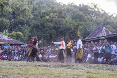 Bajawa, Endonezya - 19 Mayıs: Tanımlanamayan boksörler ve Bajawa Doğu Nusa Tenggara Endonezya 19 Mayıs 2017 üzerinde yakın geleneksel boks maçında hakem. 
