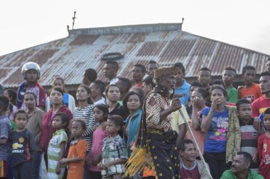 Bajawa, Endonezya - 19 Mayıs: Kimliği belirsiz kişi beklemek Bajawa Doğu Nusa Tenggara Endonezya 19 Mayıs 2017 üzerinde yakın gelecek boks maçı için. 