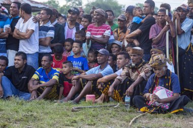 Bajawa, Endonezya - 19 Mayıs: Tanımlanamayan erkekler boks Bajawa Doğu Nusa Tenggara Endonezya 19 Mayıs 2017 üzerinde yakın izlemek. 